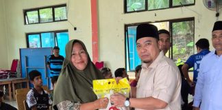 Sambangi Kecamatan Pulau Tiga, Marzuki Bagikan 150 Paket Sembako Partai Gerindra