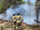 Tim Karhutla Polda Kepri Lakukan Pemadaman Kebakaran Lahan di Pantai Nirwana dan Bukit Daeng
