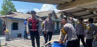 Polres Natuna Salurkan 8.000 Liter Air Bersih untuk Warga Desa Pengadah Terdampak Kemarau