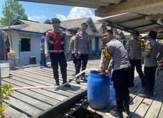 Polres Natuna Salurkan 8.000 Liter Air Bersih untuk Warga Desa Pengadah Terdampak Kemarau