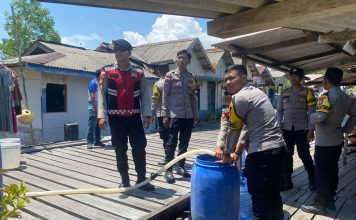 Polres Natuna Salurkan 8.000 Liter Air Bersih untuk Warga Desa Pengadah Terdampak Kemarau
