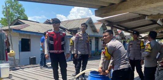 Polres Natuna Salurkan 8.000 Liter Air Bersih untuk Warga Desa Pengadah Terdampak Kemarau