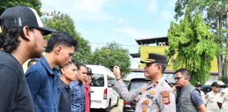 285 Petugas Gabungan melaksanakan pelayanan dan Kawal Aksi Penyampaian Aspirasi Korban Pasca Banjir di Pendopo Bupati Aceh Timur