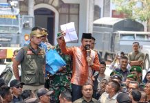 Sambut Pendemo, Bupati Al-Farlaky Jawab Lugas dan Tegas Tuntutan Massa