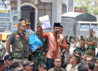 Sambut Pendemo, Bupati Al-Farlaky Jawab Lugas dan Tegas Tuntutan Massa