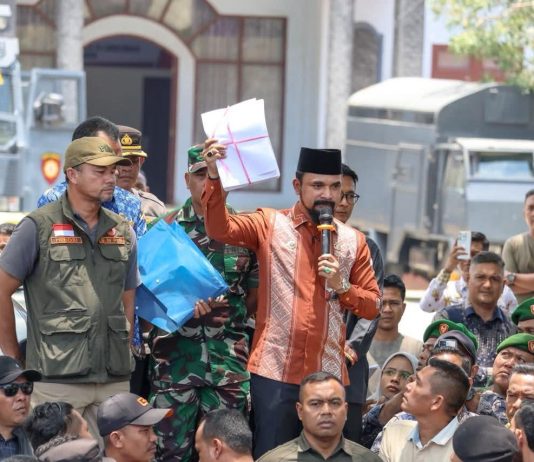 Sambut Pendemo, Bupati Al-Farlaky Jawab Lugas dan Tegas Tuntutan Massa