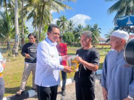 Pastikan Tepat Sasaran, Gubernur Ansar Serahkan Bantuan Pangan di Natuna