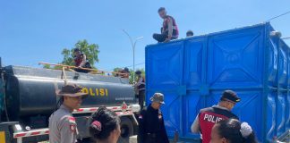 Polres Natuna Distribusikan 8 Ton Air Bersih untuk Warga Kampung Nelayan Puak