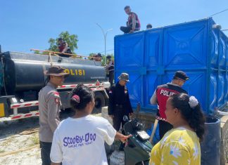 Polres Natuna Distribusikan 8 Ton Air Bersih untuk Warga Kampung Nelayan Puak
