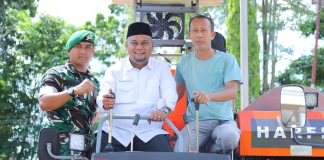 Wabup Syamsurizal Serahkan Dua Unit Mesin Panen Padi Dorong Produktivitas Petani Siak