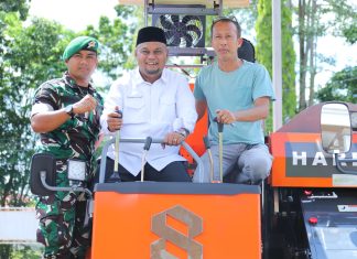 Wabup Syamsurizal Serahkan Dua Unit Mesin Panen Padi Dorong Produktivitas Petani Siak