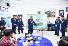 Momen HUT ke-80 TNI AU, Danlanud RSA Serahkan Lukisan Natuna Bernuansa Dirgantara