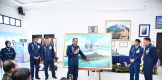 Momen HUT ke-80 TNI AU, Danlanud RSA Serahkan Lukisan Natuna Bernuansa Dirgantara