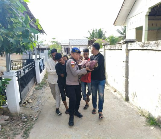Personel Satpolairud Polres Aceh Timur dan Personel Polsek Idi Rayeuk Evakuasi Temuan Mayat di Sungai Gampong Jawa