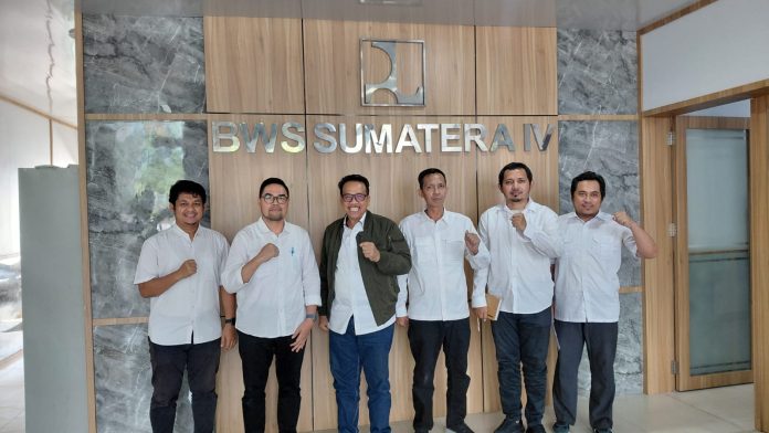 IMG-20260413-WA0157 FOTO : Wakil Bupati Natuna, Jarmin Sidik, melaksanakan kunjungan kerja ke Balai Wilayah Sungai Sumatera IV di Batam, Senin (13/04/2026).