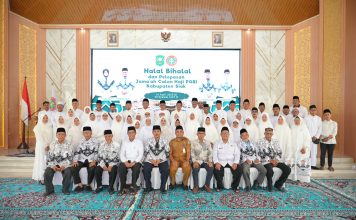Sekda Mahadar Lepas 61 Jemaah Calon Haji dari PGRI Siak