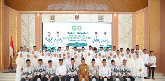 Sekda Mahadar Lepas 61 Jemaah Calon Haji dari PGRI Siak