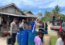 Dua Pekan Bergerak Tanpa Henti, Polres Natuna Salurkan 160 Ton Air Bersih ke Warga Terdampak Kemarau