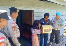 Jumat Berkah, Polsek Bunguran Barat Hadir di Tengah Warga Sedanau Salurkan Bantuan Sosial