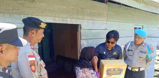 Jumat Berkah, Polsek Bunguran Barat Hadir di Tengah Warga Sedanau Salurkan Bantuan Sosial