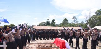 Upacara Pelepasan dan Pemakaman Jenazah BRIPDA Natanael Simanungkalit Berlangsung Khidmat