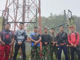 Pastikan Jaringan Komunikasi Optimal, Kantor SAR Natuna Uji Fungsi Repeater di Gunung Ranai