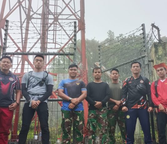 Pastikan Jaringan Komunikasi Optimal, Kantor SAR Natuna Uji Fungsi Repeater di Gunung Ranai