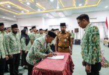 Bupati Al- Farlaky Kukuhkan Pengurus DPC APDESI Aceh Timur 2026-2031