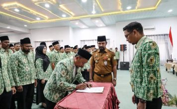 Bupati Al- Farlaky Kukuhkan Pengurus DPC APDESI Aceh Timur 2026-2031