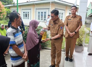Pemko Payakumbuh Serahkan Bantuan CPP dan Minyak Goreng pada 466 Kepala Keluarga
