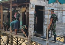 Personel Kodim 0318/Natuna Renovasi Rumah Ibu Sarifah di Piasan Kecil, Wujud Kepedulian TMMD ke-128 Anambas