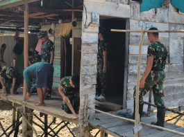 Personel Kodim 0318/Natuna Renovasi Rumah Ibu Sarifah di Piasan Kecil, Wujud Kepedulian TMMD ke-128 Anambas