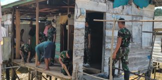 Personel Kodim 0318/Natuna Renovasi Rumah Ibu Sarifah di Piasan Kecil, Wujud Kepedulian TMMD ke-128 Anambas