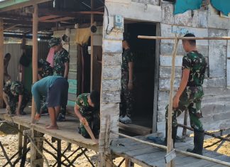 Personel Kodim 0318/Natuna Renovasi Rumah Ibu Sarifah di Piasan Kecil, Wujud Kepedulian TMMD ke-128 Anambas
