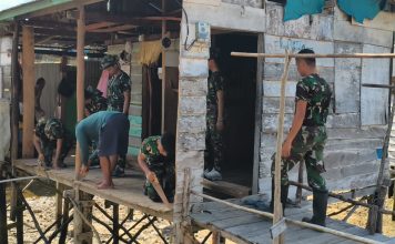 Personel Kodim 0318/Natuna Renovasi Rumah Ibu Sarifah di Piasan Kecil, Wujud Kepedulian TMMD ke-128 Anambas