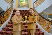 Wabup Bengkalis Serahkan Penghargaan Nasional kepada Bupati di Wisma Sri Mahkota