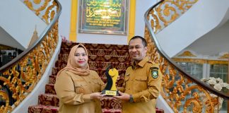 Wabup Bengkalis Serahkan Penghargaan Nasional kepada Bupati di Wisma Sri Mahkota