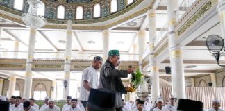 Bupati Al Farlaky Peusijuek Jamaah Haji 2026, Titip Doa untuk Daerah dan Kepemimpinannya