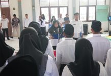 Bupati Afni Lantik Anggota Bapekam se-Kecamatan Mempura, Tekankan Kolaborasi Program Strategis di Tengah Defisit Anggaran