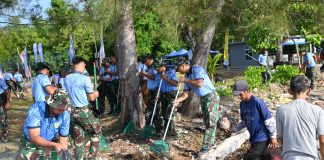 Aksi Bersih Pantai Warnai HUT ke-80 TNI AU, Lanud RSA dan Warga Penagi Perkuat Sinergi