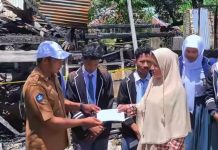 Aksi Peduli SMAN 3 Lakudo: Guru dan Pengurus OSIS Bantu Korban Kebakaran di Waara
