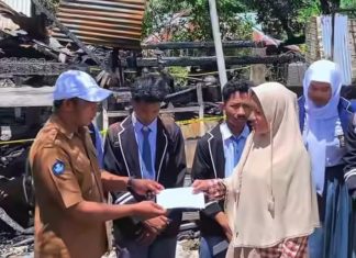 Aksi Peduli SMAN 3 Lakudo: Guru dan Pengurus OSIS Bantu Korban Kebakaran di Waara