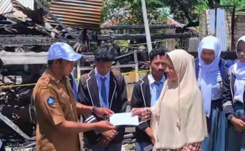 Aksi Peduli SMAN 3 Lakudo: Guru dan Pengurus OSIS Bantu Korban Kebakaran di Waara