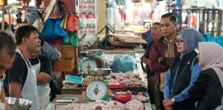 Jelang Iduladha, Sekda Kepri Pantau Harga Sembako di Pasar Bincen