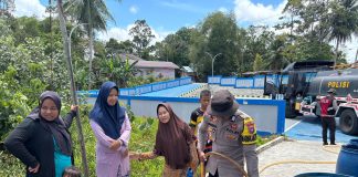Di Tengah Kemarau, Polres Natuna Salurkan 8.000 Liter Air Bersih untuk Warga Desa Binjai