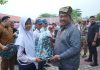 Bupati Asahan Serahkan Penghargaan dan Suvenir kepada Insan Peduli Pendidikan pada Hardiknas 2026