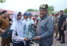 Bupati Asahan Serahkan Penghargaan dan Suvenir kepada Insan Peduli Pendidikan pada Hardiknas 2026