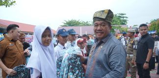 Bupati Asahan Serahkan Penghargaan dan Suvenir kepada Insan Peduli Pendidikan pada Hardiknas 2026
