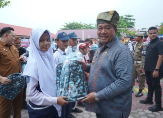 Bupati Asahan Serahkan Penghargaan dan Suvenir kepada Insan Peduli Pendidikan pada Hardiknas 2026