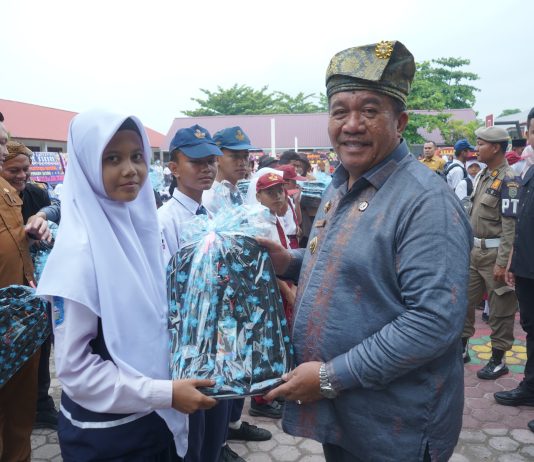 Bupati Asahan Serahkan Penghargaan dan Suvenir kepada Insan Peduli Pendidikan pada Hardiknas 2026